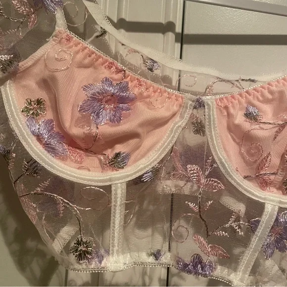 Pink Floral Embroidery Puff Sleeve Sweetheart Neck Top - Picture 3 of 10